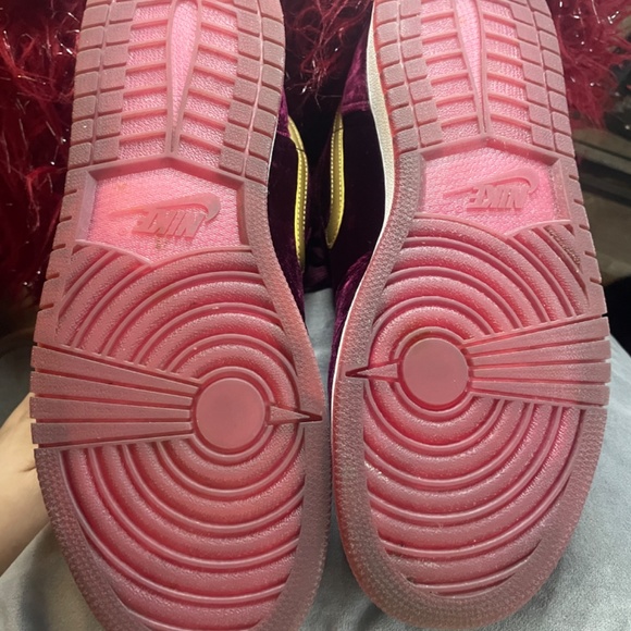 Limited Edition Velvet Princess Jordan sneakers - Picture 5 of 6